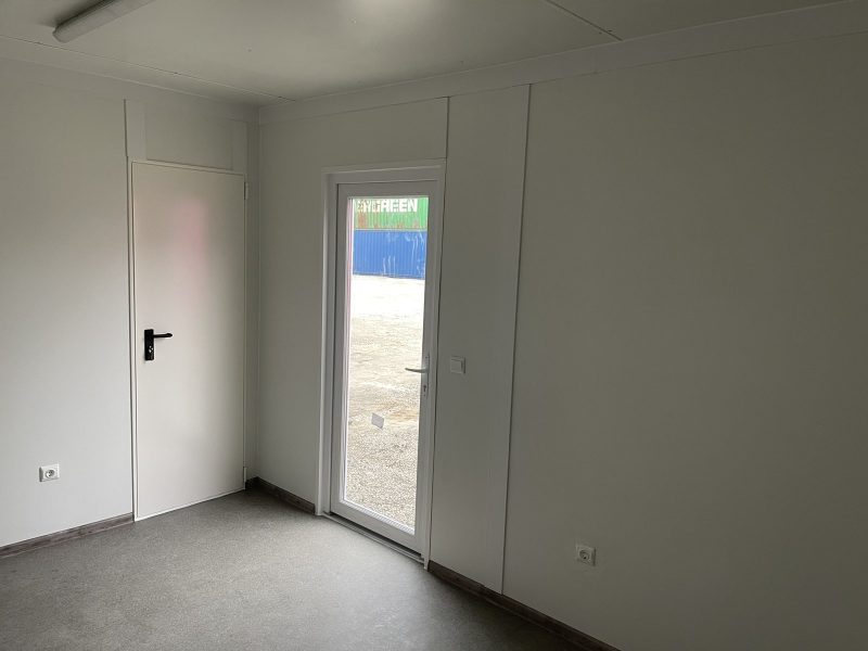 3x8 meter insulated container with bathroom and sleeping area - Image 8