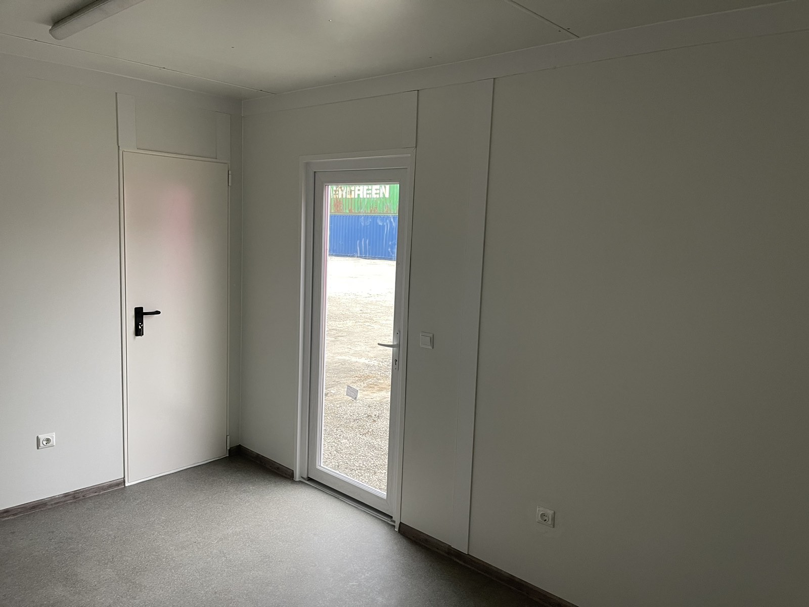 3x8 meter insulated container with bathroom and sleeping area - Image 8