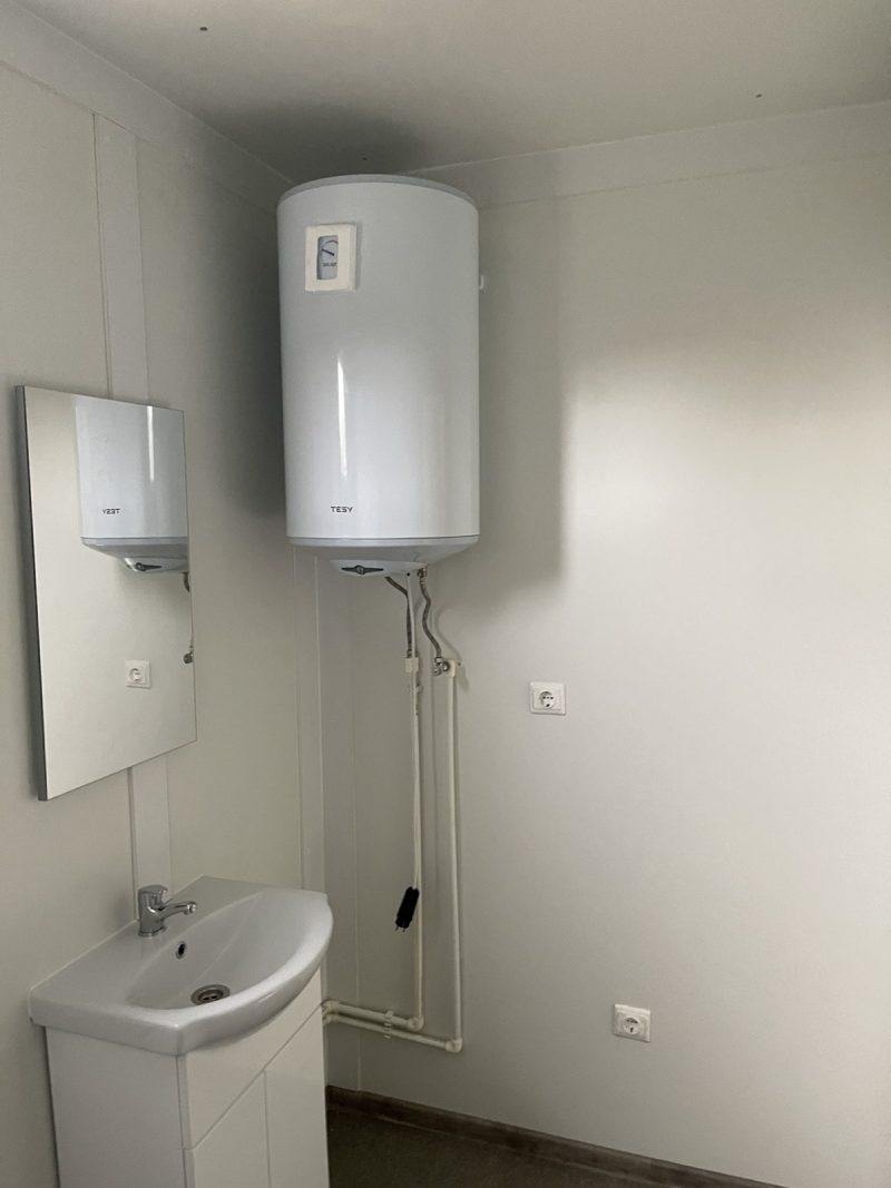 3x8 meter insulated container with bathroom and sleeping area - Image 12