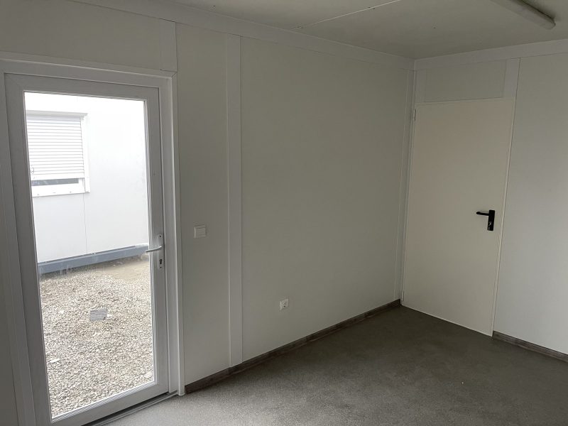 3x8 meter insulated container with bathroom and sleeping area - Image 7