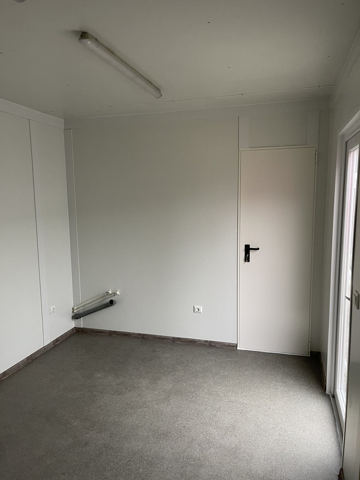 3x8 meter insulated container with bathroom and sleeping area - Image 9